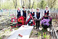 День Победы: К братским могилам на городском кладбище канашцы возложили живые цветы (фото №1).