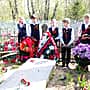 День Победы: К братским могилам на городском кладбище канашцы возложили живые цветы.