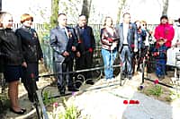День Победы: К братским могилам на городском кладбище канашцы возложили живые цветы (фото №3).