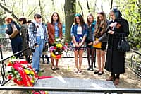 День Победы: К братским могилам на городском кладбище канашцы возложили живые цветы (фото №4).
