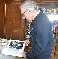 Глава администрации Канашского района В.Н. Степанов поздравил с 85-летним юбилеем ветерана  Владимира Мясникова (фото №6).