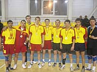 На паркете ДЮСШ "Локомотив" определены победители и призеры чемпионата города Канаш по волейболу среди мужских команд сезона 2015 года (фото №19).