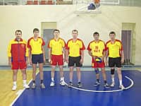 На паркете ДЮСШ "Локомотив" определены победители и призеры чемпионата города Канаш по волейболу среди мужских команд сезона 2015 года (фото №2).