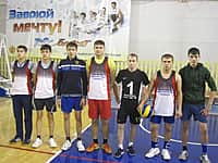 На паркете ДЮСШ "Локомотив" определены победители и призеры чемпионата города Канаш по волейболу среди мужских команд сезона 2015 года (фото №9).