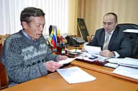 Прием граждан ведет глава администрации Канашского района В.Н. Степанов (фото №1).