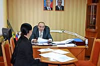 Прием граждан ведет глава администрации Канашского района В.Н. Степанов (фото №3).