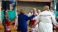 В связи с наступлением праздника Дня пожилых людей, работники Сиделевского СДК провели поздравительную концертную программу за круглым столом с самоваром "День мудрых людей" (фото №14).