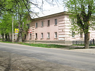 ул. Чкалова, 11 (г. Канаш) -​ многоквартирный жилой дом.