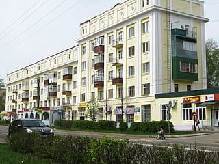 пр‑т Ленина, 33 = ул. К. Маркса, 11 (г. Канаш) -​ многоквартирный жилой дом.