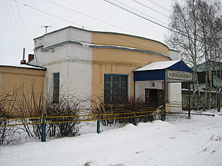 ул. Железнодорожная, 163 (г. Канаш) -​ административно-бытовое здание.