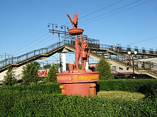 Скульптура "Сетнер и Нарспи" -​ ул. Железнодорожная, 30 (г. Канаш).