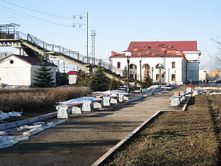 Сквер у железнодорожного вокзала -​ ул. Железнодорожная (г. Канаш).