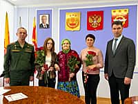 Глава Канашского МО вручил орден Мужества семье погибшего военнослужащего.